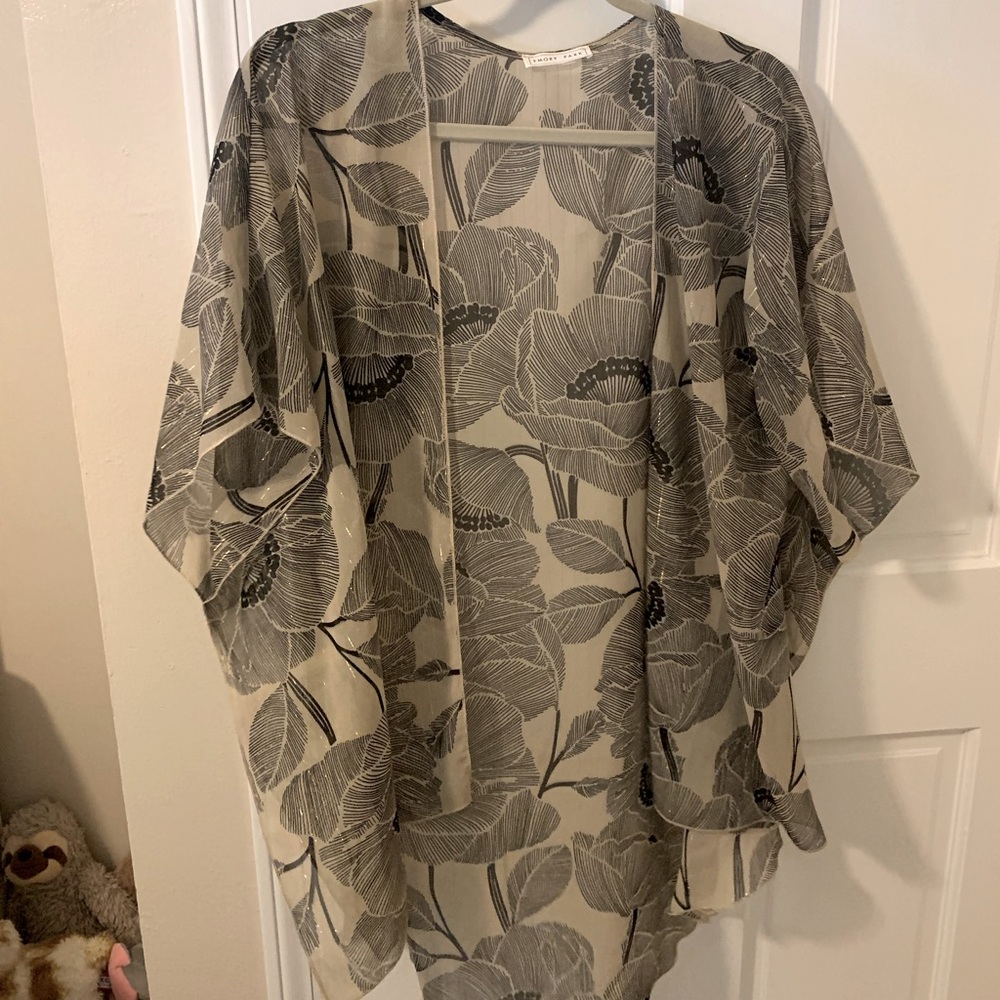 Airy floral kimono with gold metallic trim